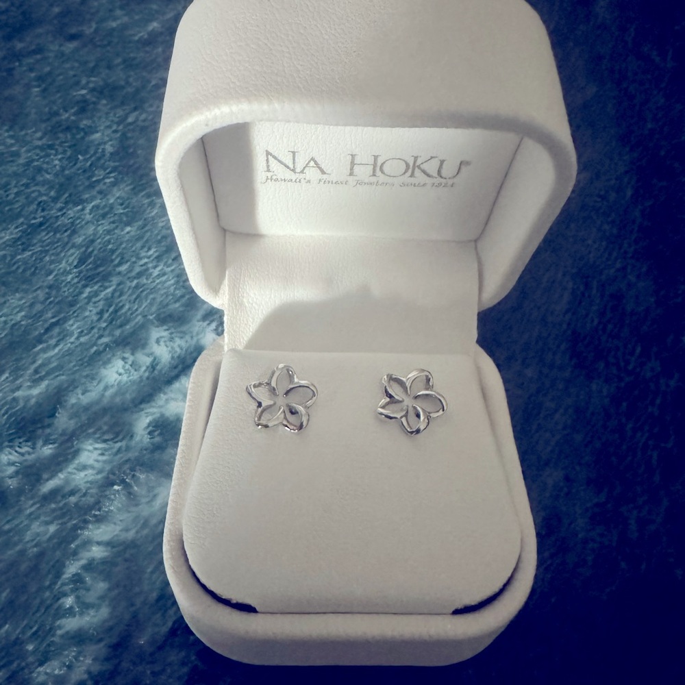 Na Hoku Silver Plumeria Earrings